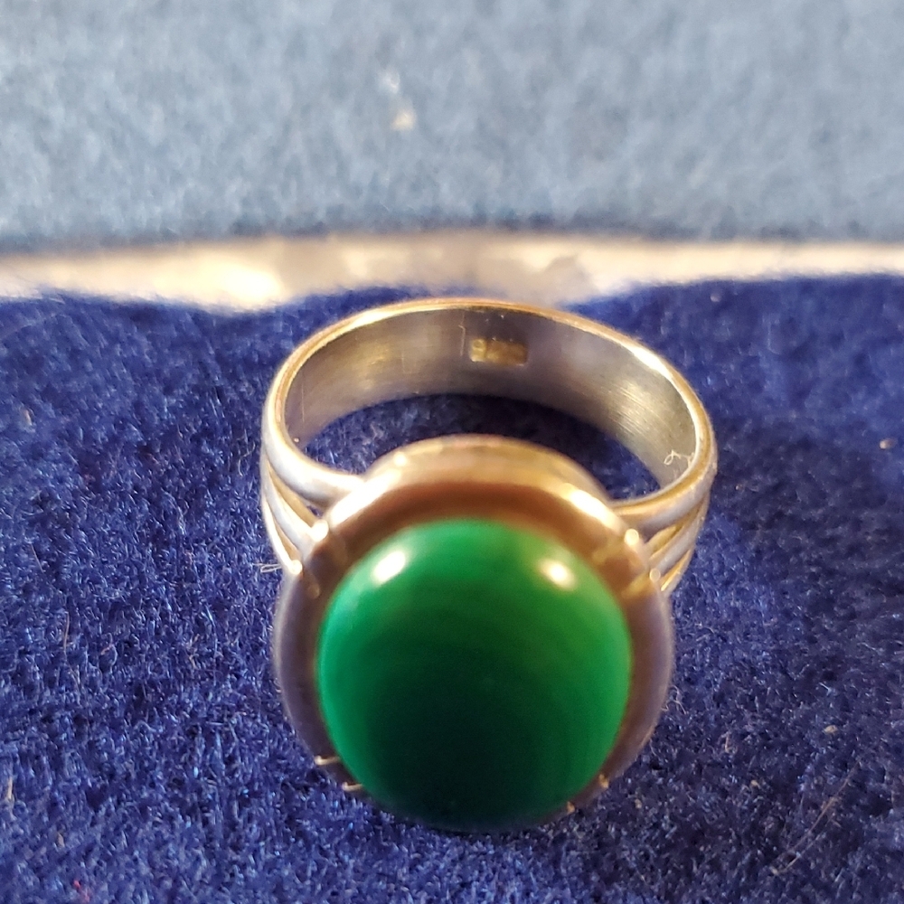 Elegant Green Stone Gold Ring - Picture 6 of 6
